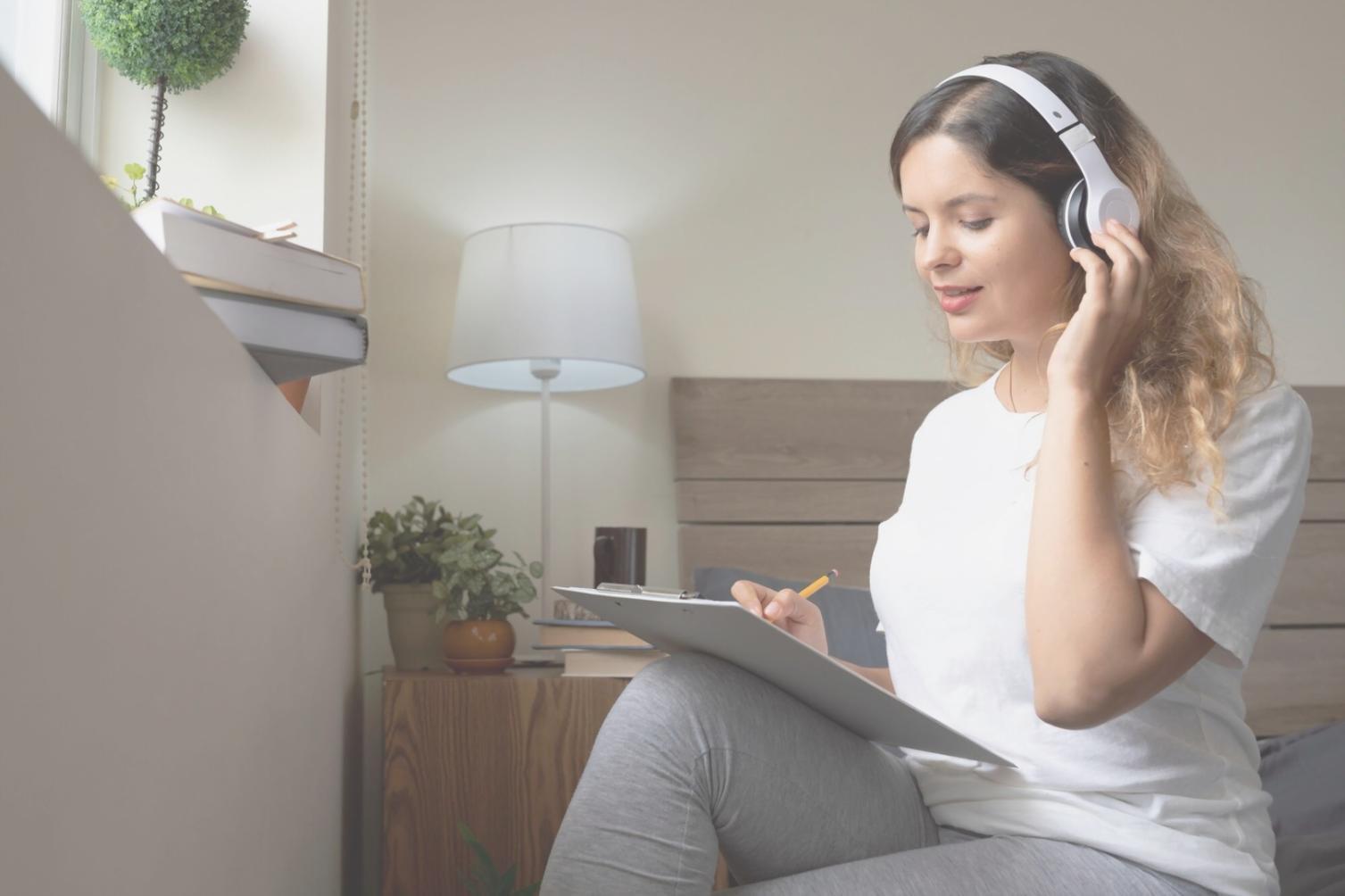 Persona concentrada trabajando en su desarrollo financiero